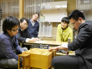 決勝戦の感想戦の様子。左が松本、右が植田。