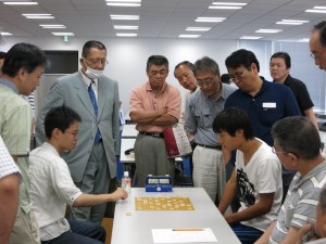 決勝戦。終局後。左奥は審判長の有森七段。